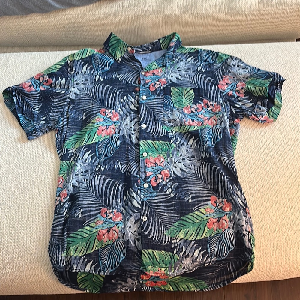 IZOD men’s short sleeve button down, size L